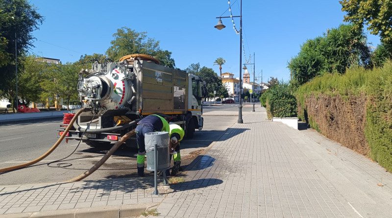 Saneamiento de imbornales y alcantarillado en la vía pública en Villa del Río