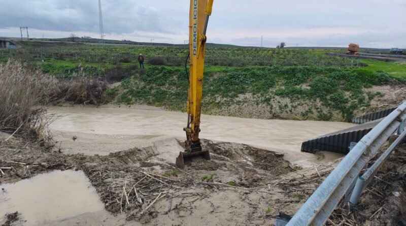 LABORES DE LIMPIEZA EN EL ARROYO CAÑETEJO · EL AYUNTAMIENTO DE VILLA DEL RÍO TOMA MEDIDAS ANTE LA INACCIÓN DE LAS ADMINISTRACIONES COMPETENTES