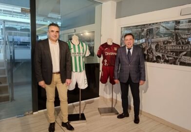 Villa del Río recibe el brazalete conmemorativo del Córdoba Club de fútbol