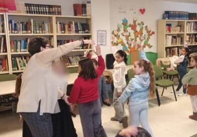 EL TALLER “SEVILLANAS KIDS” LLENA LA BIBLIOTECA DE ARTE, ALEGRÍA Y TRADICIÓN ANDALUZA