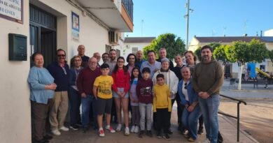 LA PRESIDENTA DEL PATRONATO DE LA FUNDACIÓN EDUCATIVA ANA MOGAS VISITA LA ESCUELA DE ESCULTURA DE VILLA DEL RÍO PARA CONOCER EL MODELADO DE LA IMAGEN DE LA FUNDADORA