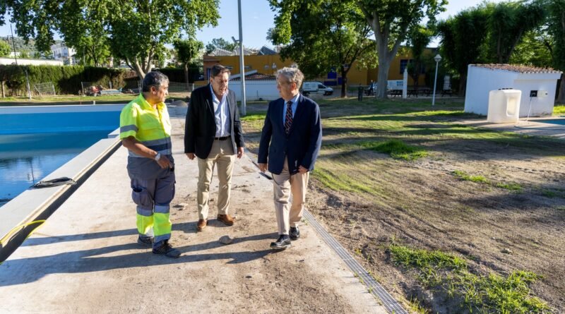 EL PRESIDENTE DE LA DIPUTACIÓN DE CÓRDOBA VISITA LA PISCINA MUNICIPAL DE VERANO DE VILLA DEL RÍO TRAS LAS ACTUACIONES REALIZADAS POR LOS DAÑOS DEL TEMPORAL