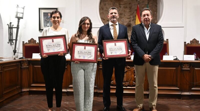 VILLA DEL RÍO NOMBRA A SUS NUEVOS CRONISTAS OFICIALES EN UN EMOTIVO ACTO INSTITUCIONAL