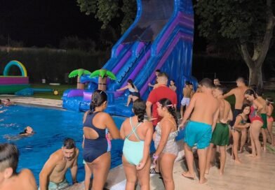 AFORO COMPLETO EN LA SEGUNDA NOCHE DE OCIO NOCTURNO EN LA PISCINA MUNICIPAL DE VERANO DE VILLA DEL RÍO