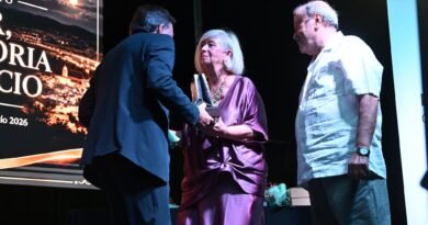 VILLA DEL RÍO HA CELEBRADO SU I GALA DEL COMERCIO · UNA NOCHE DE RECONOCIMIENTO A QUIENES HAN CONSTRUIDO Y SIGUEN CONSTRUYENDO NUESTRO COMERCIO LOCAL VILLA DEL RÍO HA CELEBRADO SU I GALA DEL COMERCIO · UNA NOCHE DE RECONOCIMIENTO A QUIENES HAN CONSTRUIDO Y SIGUEN CONSTRUYENDO NUESTRO COMERCIO LOCAL
