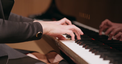 LA PIANISTa MARÍA DOLORES GAITÁN PRESENTA EL VÍDEO OFICIAL DE «CLAIR DE LUNE»