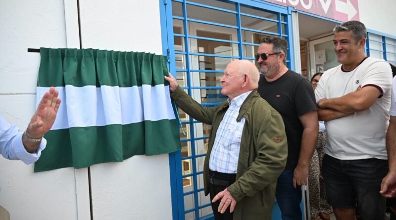VILLA DEL RÍO RINDE HOMENAJE A ANTONIO NÚÑEZ «EL RUCHO» CON LA DENOMINACIÓN OFICIAL DEL POLIDEPORTIVO MUNICIPAL EN RECONOCIMIENTO A TODA UNA VIDA DEDICADA AL FÚTBOL VILLARRENSE